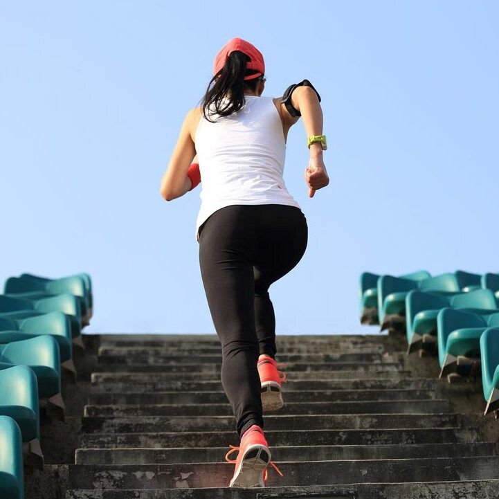 Mujer sube escalinata