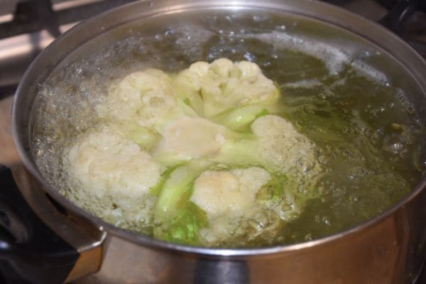 Coliflor en una olla con agua hirviendo