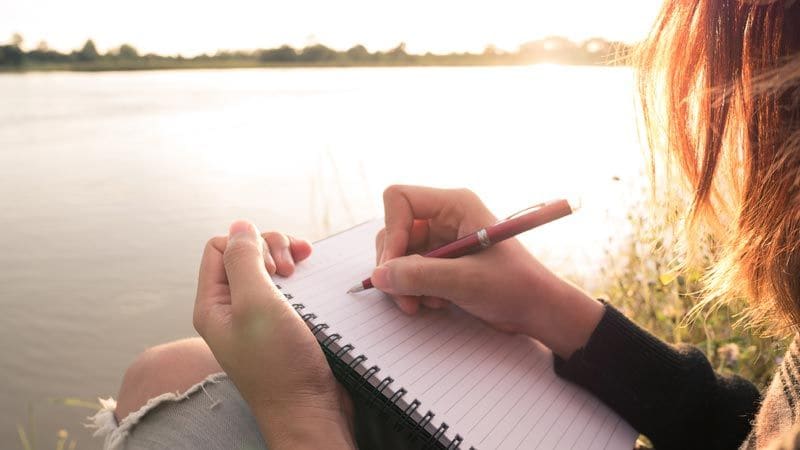 mujer escribir