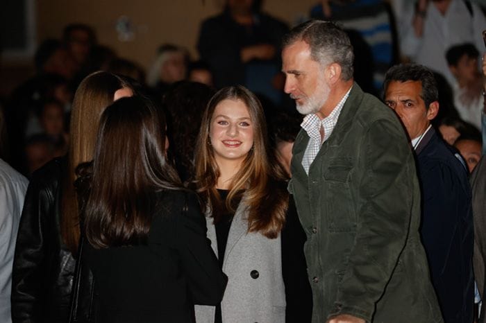 Don Felipe y doña Letizia hablan con sus hijas