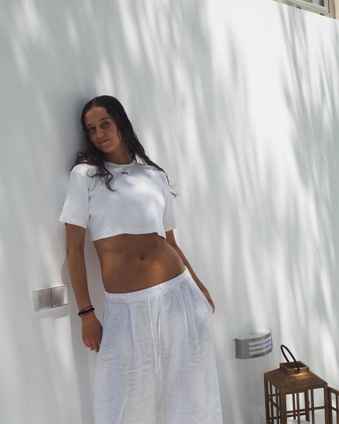 Victoria de Marichalar presume de abdomen en Marbella con su último look