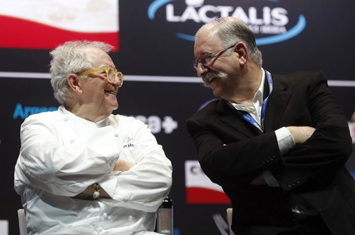 Los cocineros vascos Juan Mari Arzak y Pedro Subijana (tres estrellas Michelin en sus respectivos restaurantes), ayer durante un momento del acto de celebración del XV aniversario de 'Madrid Fusión'.
