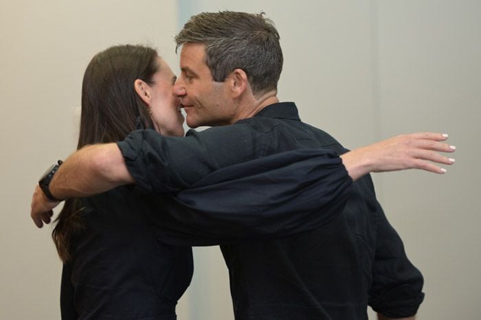 Jacinda Ardern y Clarke Gayford durante la rueda de prensa de renuncia de la política