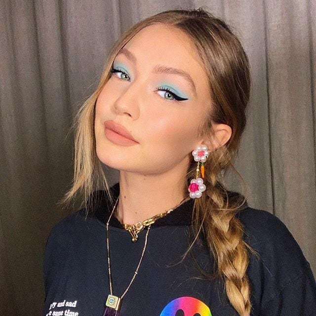 gigi hadid con raya por el medio en su cabello