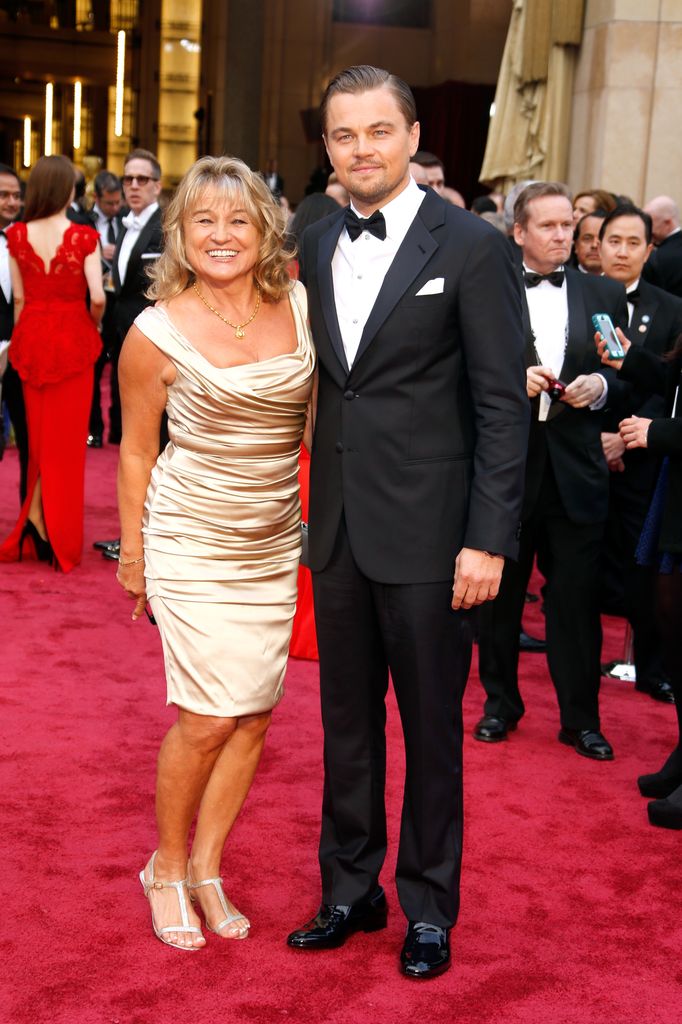 Leonardo DiCaprio con su madre en la gala de los Oscar