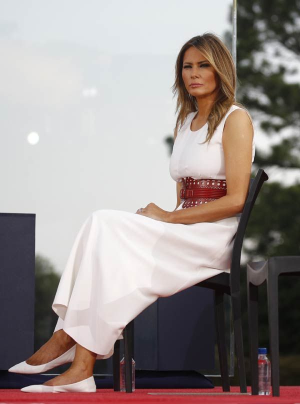 Melania Trump con vestido blanco midi