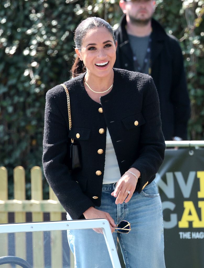 Meghan Markle compartió un video en el que se le ve usando una sudadera personalizada con los nombres de sus hijos, Archie y Lilibet