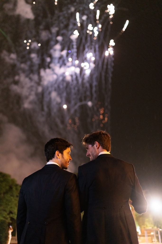 Juan Carlos y Javier viendo los fuegos artificiales