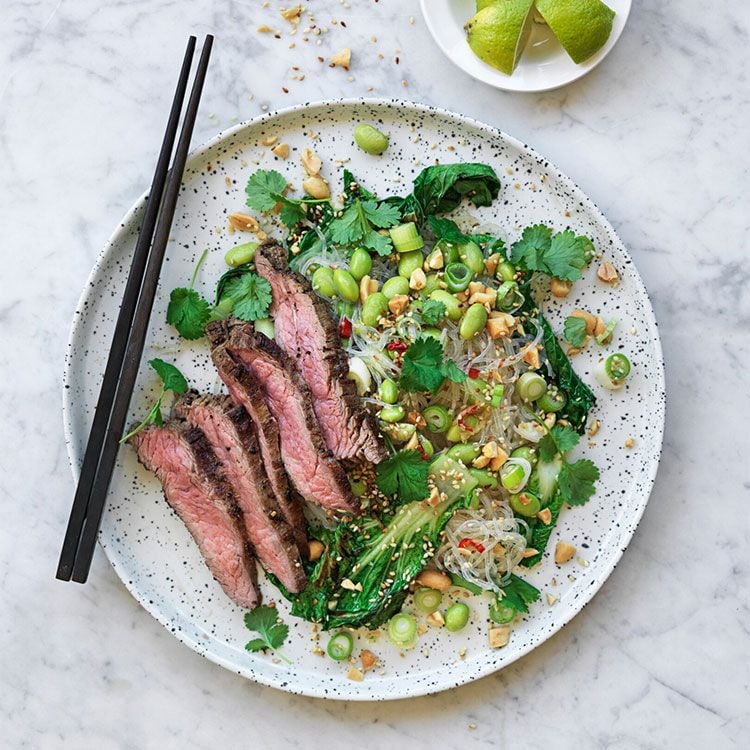 Ensalada asiática de tataki buey con 'noodles', edamame y otros vegetales