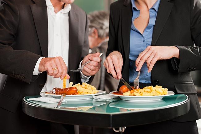 Comer deprisa no es nada bueno, y además te hincha