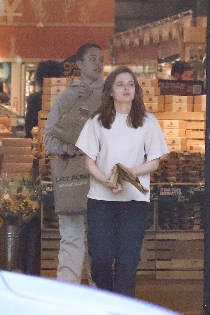 Knox y Vivienne Jolie-Pitt fueron fotografiados durante una salida de compras. 