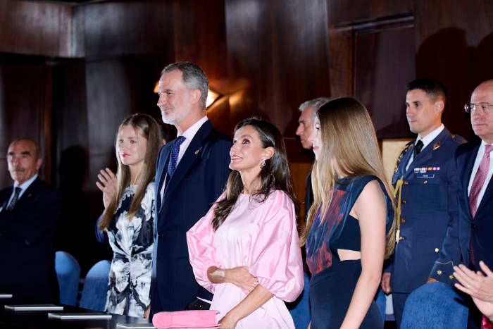 La Familia Real escucha el himno nacional en el concierto Premios Princesa de Asturias 2023