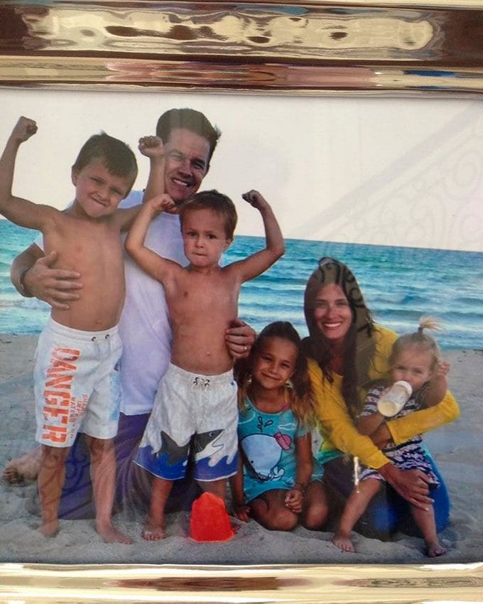 Mark Wahlberg con su mujer y sus cuatro hijos