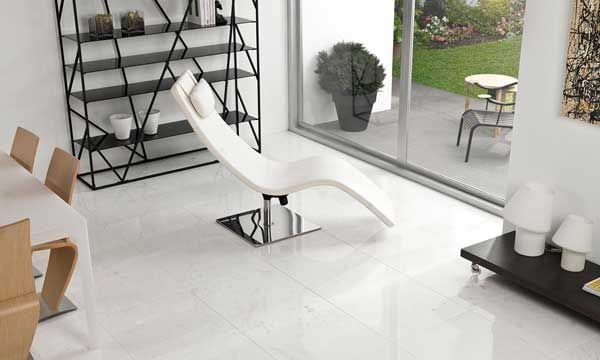 Los pavimentos de mármol aúnan belleza, durabilidad y resistencia, por lo que son una de las mejores opciones para el hogar. El mármol blanco Persian White Pulido de Porcelanosa se integra a la perfección en ambientes de diseño. Foto: porcelanosa.com