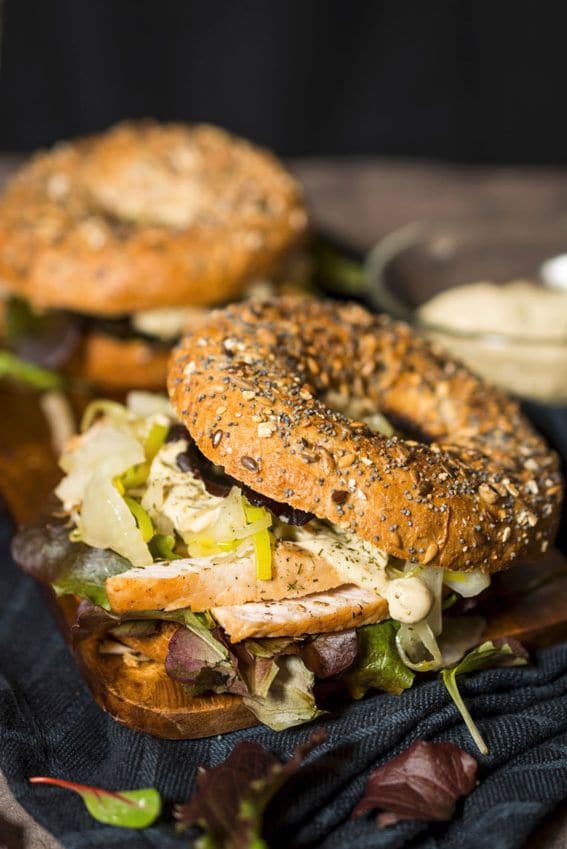 bagel-pollo-lechuga-cebolla-mayonesa