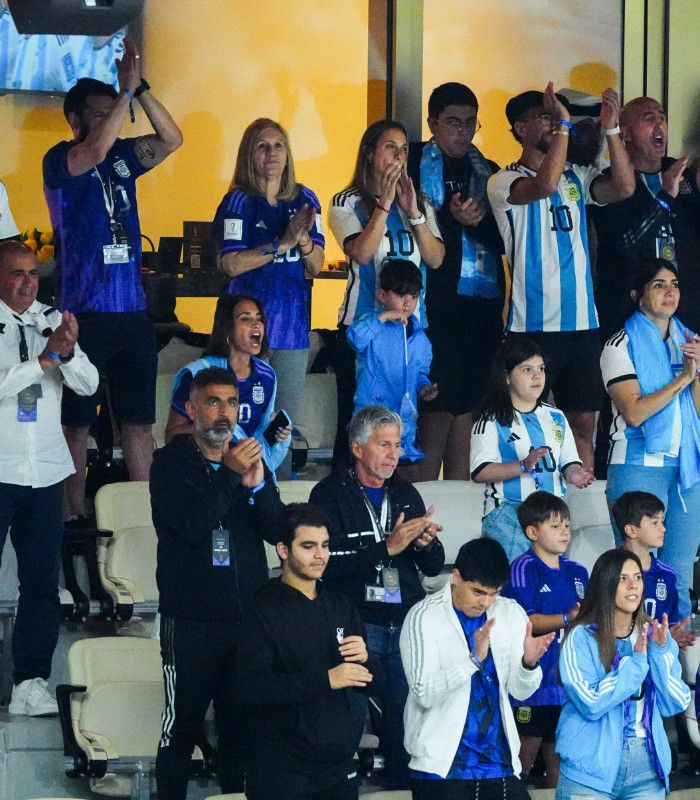 Antonela Roccuzzo animando a Messi junto a sus hijos en Qatar