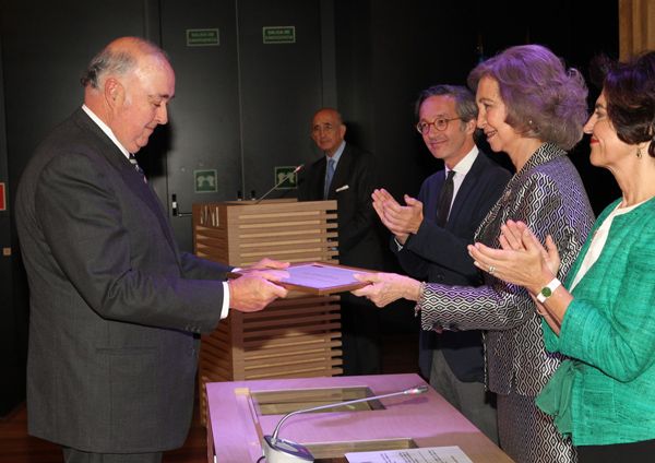 Don Luis López Ayala y Aznar, XI marqués de Villafuerte y III conde de Peromoro recibe el galardón de manos de la reina doña Sofía. Foto: Casa de su Majestad el Rey 
