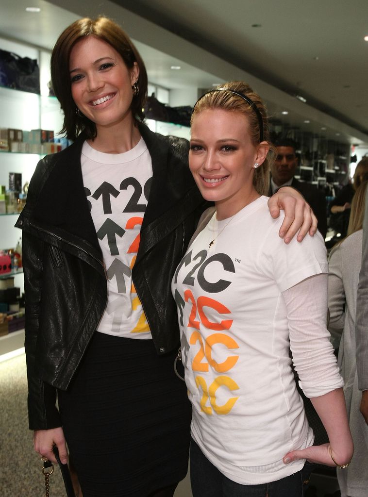 Mandy Moore y Hilary Duff, en un evento en 2008