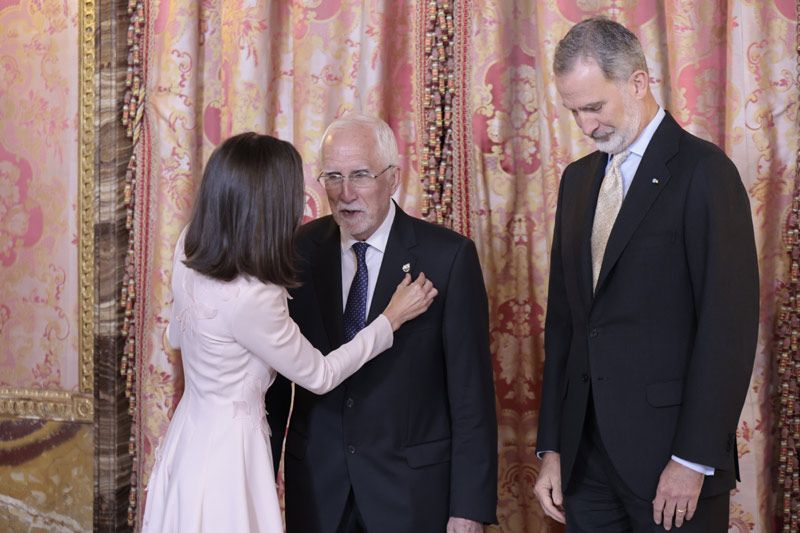 Reyes Felipe y Letizia con Luis Mateo Díez 