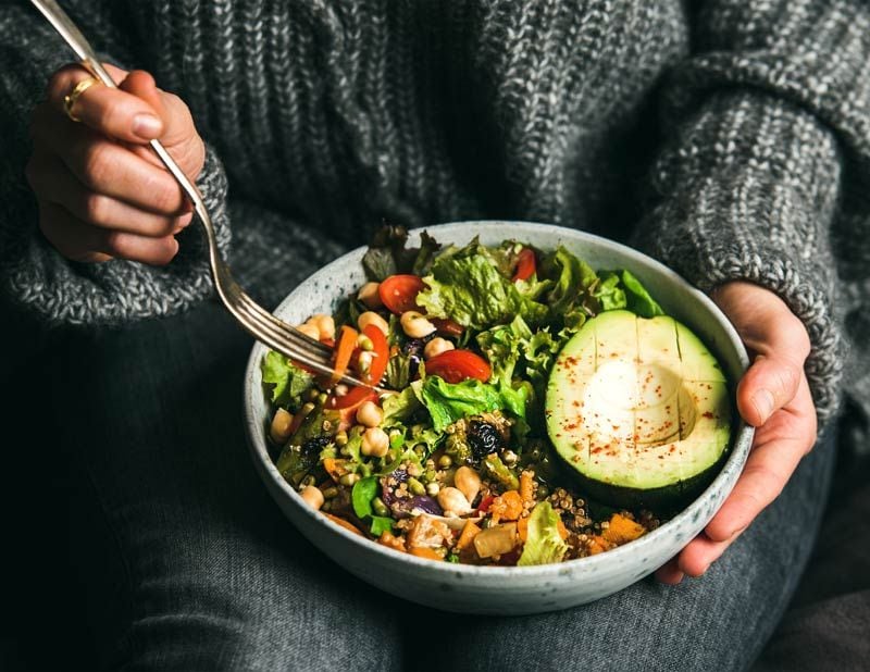 mujer ensalada