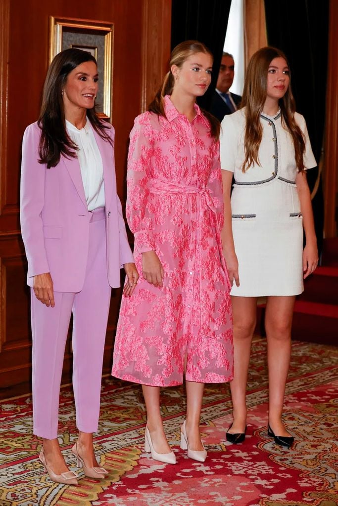 El vestido camisero rosa de la princesa Leonor reaparece en Cádiz 