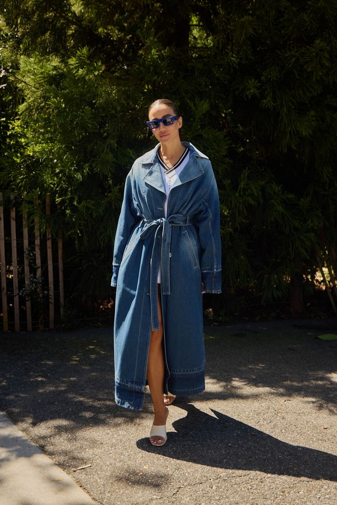 invitada en el street style con una gabardina denim