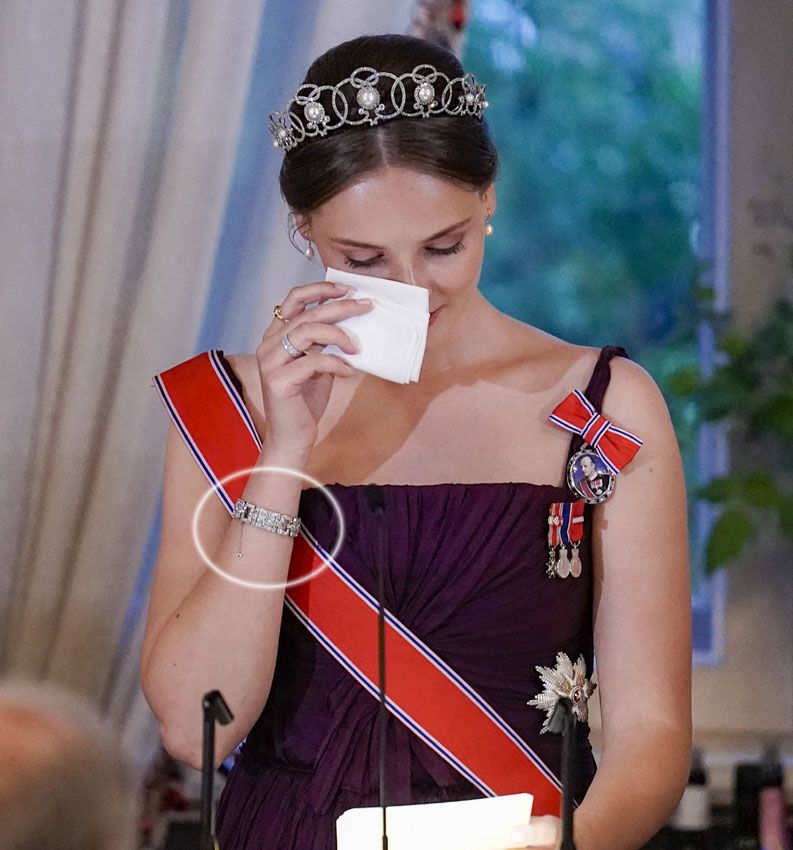 La princesa Ingrid con el brazalete de diamantes que le regaló su abuelo por su 18º cumpleaños