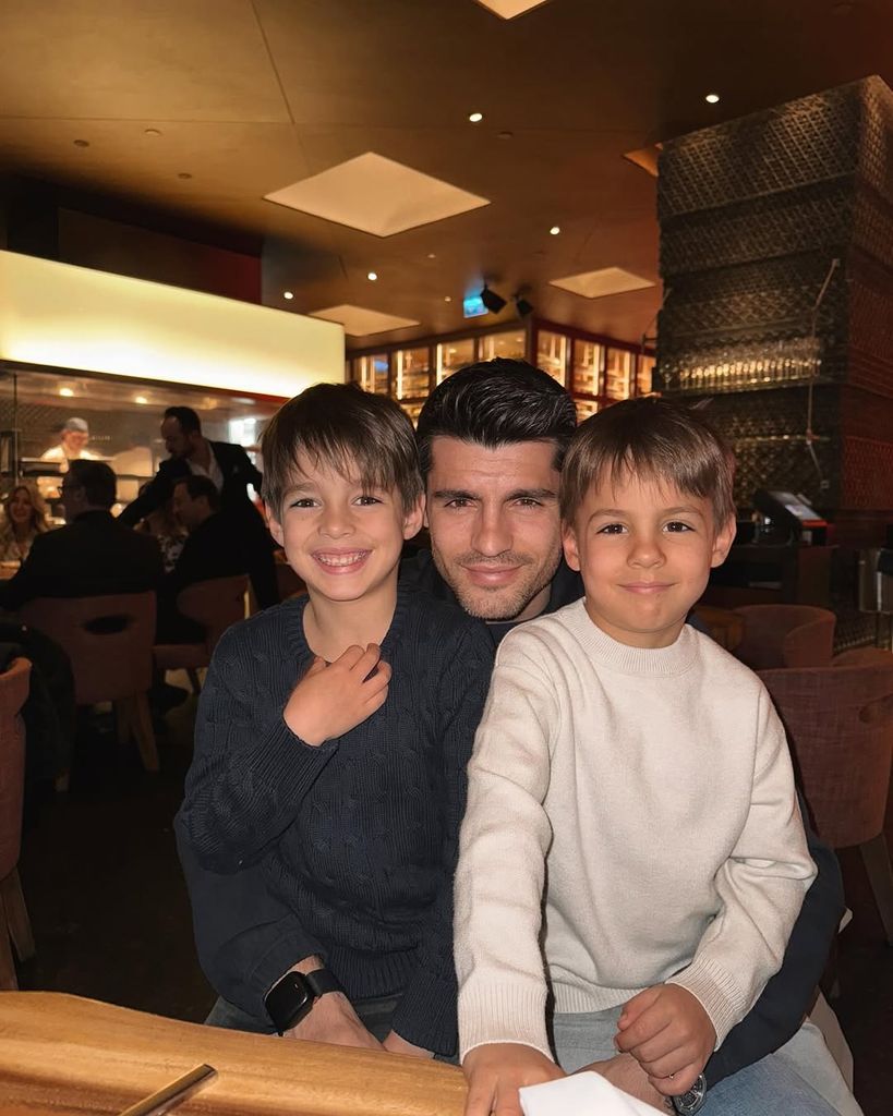 Álvaro Morata con sus hijos