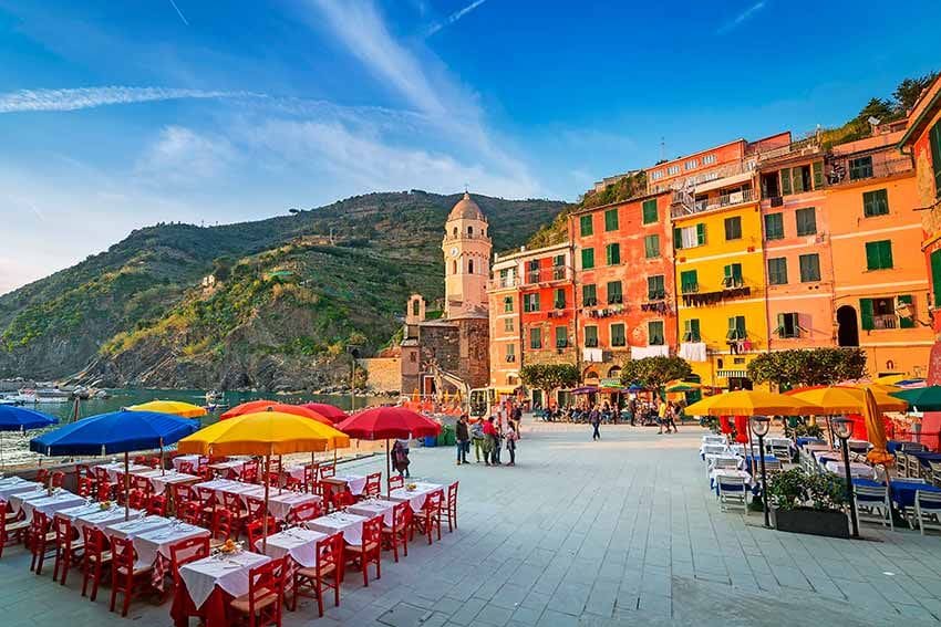  Vernazza, uno de lo pueblos de las Cinque Terre, en el mar de Liguria en Italia