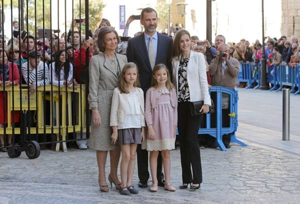 Don Felipe y doña Letizia han mantenido la tradición de asistir con sus hijas a la Misa de Pascua en Palma de Mallorca, algo que hacen cada Semana Santa. Esta era más especial que nunca por ser la primera que viven como Reyes
