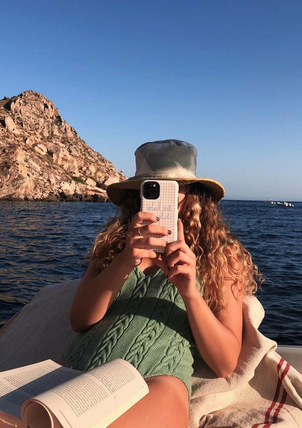 Niña leyendo en la playa 