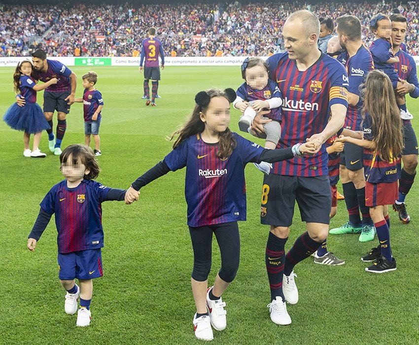 Andres Iniesta con sus tres hijos