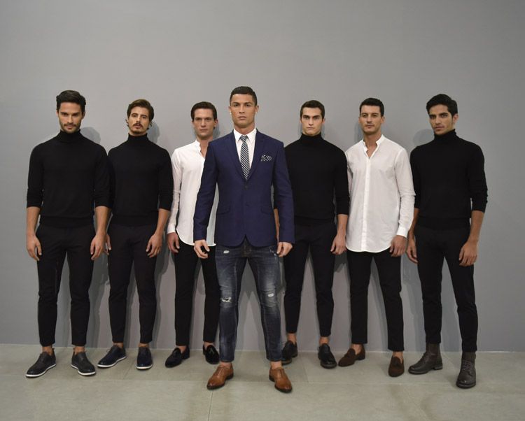 Cristiano Ronaldo se ha alejado del césped para desfilar como modelo des su firma de zapatos
