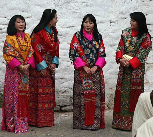 Las esposas de Jigme Singye Wangchuck, las reinas Ashi Dorji Wangmo, Ashi Tshering Yangdon, Ashi Tshering Pem y Ashi Shangay Choden durante la boda del rey Jigme Khesar Wangchuk y Jetsun Pema. Sus Majestades, que le han dado diez hijos (cinco hombres y cinco mujeres), son todas hermanas e hijas de Yab Ugyen Dorji, un descendiente del que se considera fundador y unificador del territorio del actual Bután, Zhabdrung Ngawang Namgyal