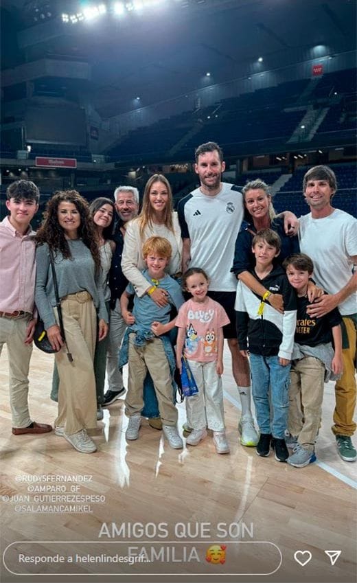 Rudy Fernández con su mujer, Helen Lindes, sus hijos, y un grupo de amigos