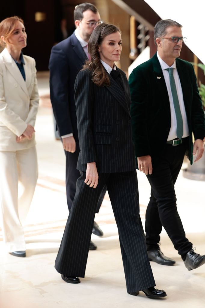 La reina Letizia, rompedora en Oviedo con un traje de raya diplomática