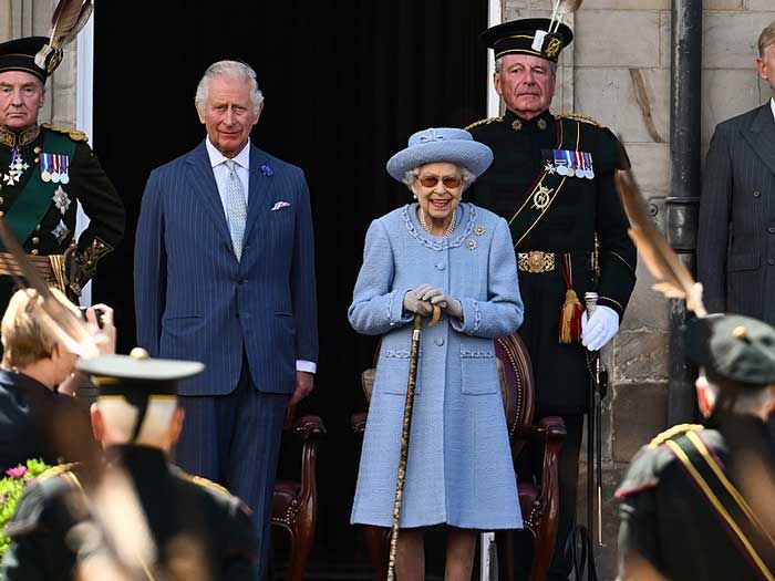 Isabel II con Carlos de Inglaterra