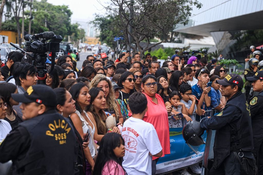 Fans de Shakira junto al centro de salud donde se encontraba ingresada