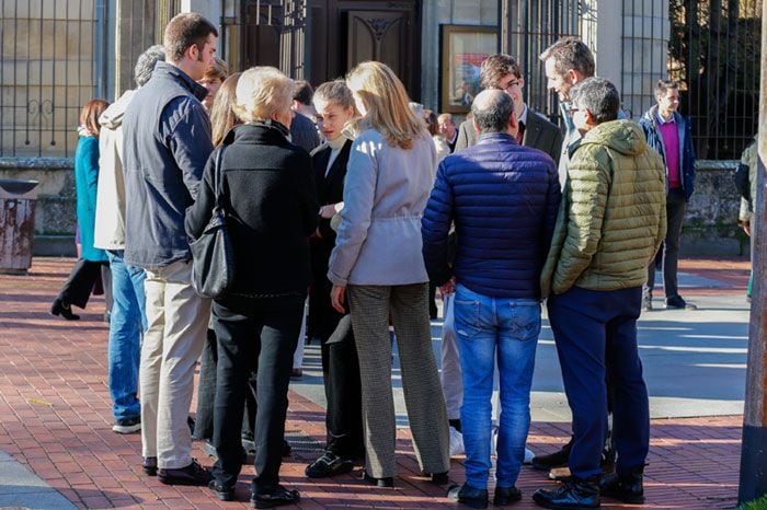 La infanta Cristina e Iñaki Urdangarin, junto a sus hijos, la madre de Iñaki, Claire Liebaert, y unos amigos, a las puertas de la iglesia a la que acudieron en Vitoria