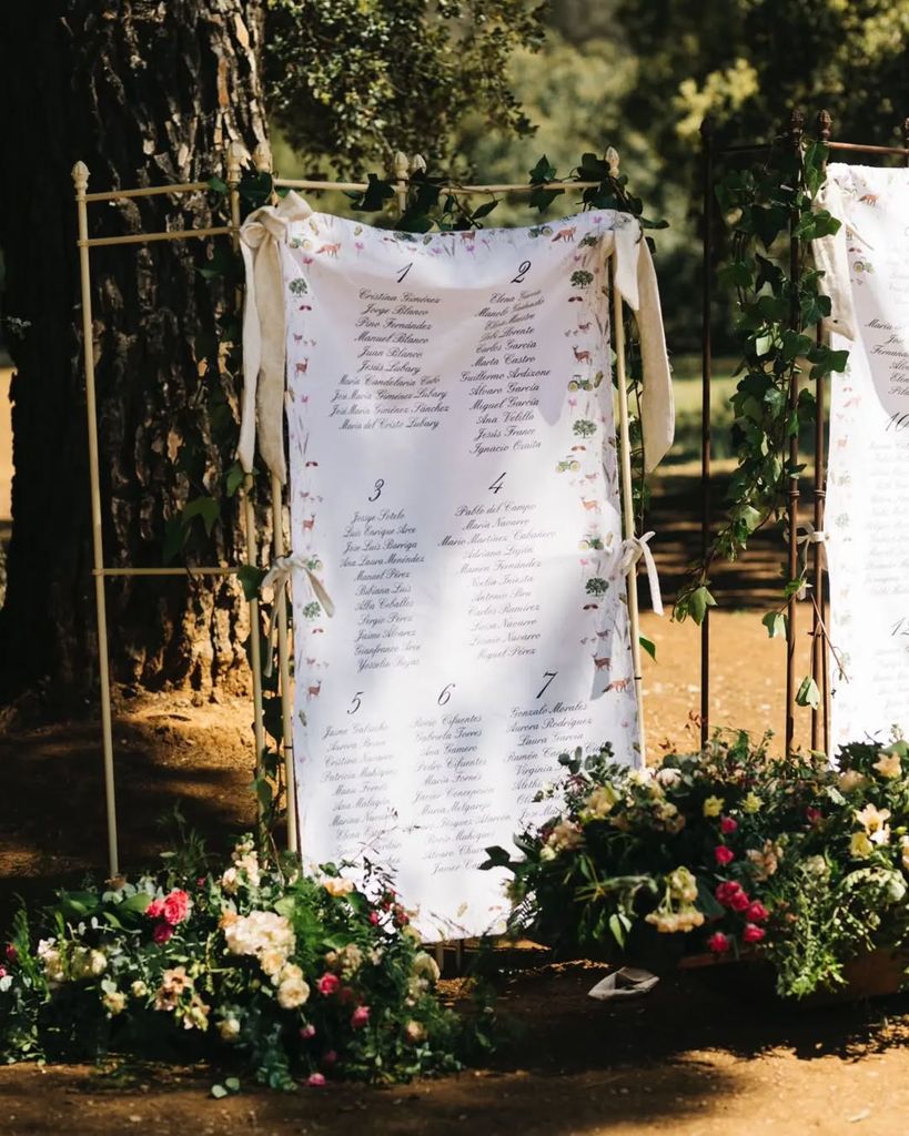 Papelería nupcial en tela con flores