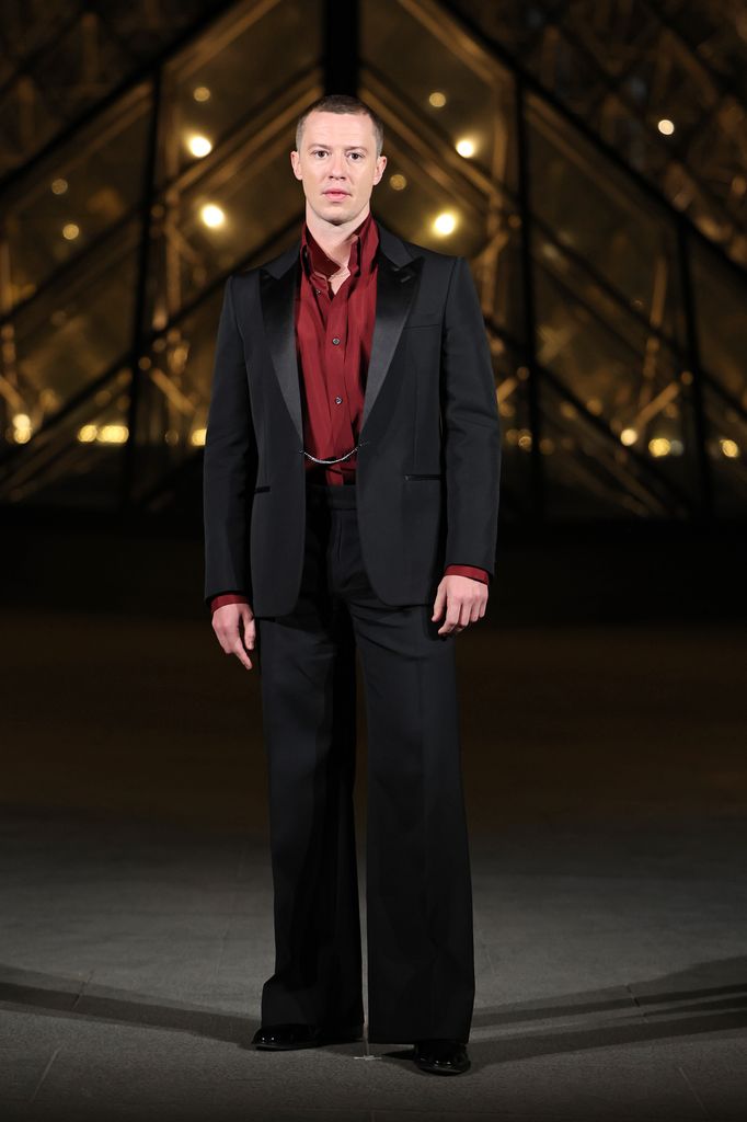 Joseph Quinn en un conjunto Alexander McQueen