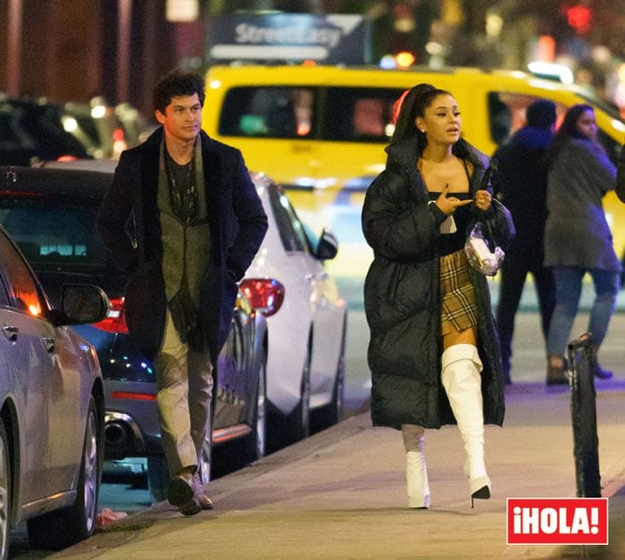 Ariana Grande disfruta de una cena con su ex, el actor de 'Riverdale' Graham Phillips