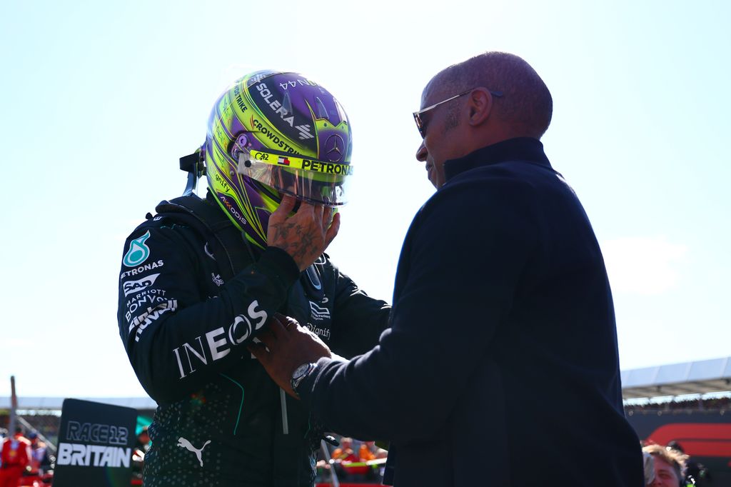 Lewis Hamilton llora antes de abrazar a su padre, Anthony, su gran descubridor y la persona que creyó en él antes de convertirse en campeón del mundo de Fórmula 1, tras vencer en el Gran Premio de Gran Bretaña el 7 de julio de 2024