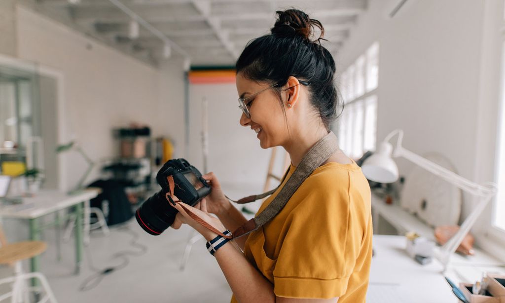 Mujer con una cámara de fotos 