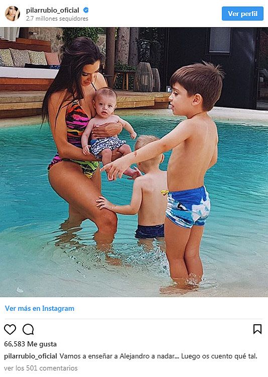 ¡Como pez en el agua! Pilar Rubio y sus hijos mayores enseñan a nadar al pequeño Alejandro