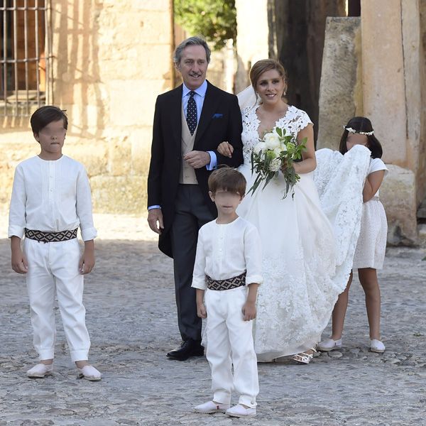 La novia del brazo de su padre y padrino
