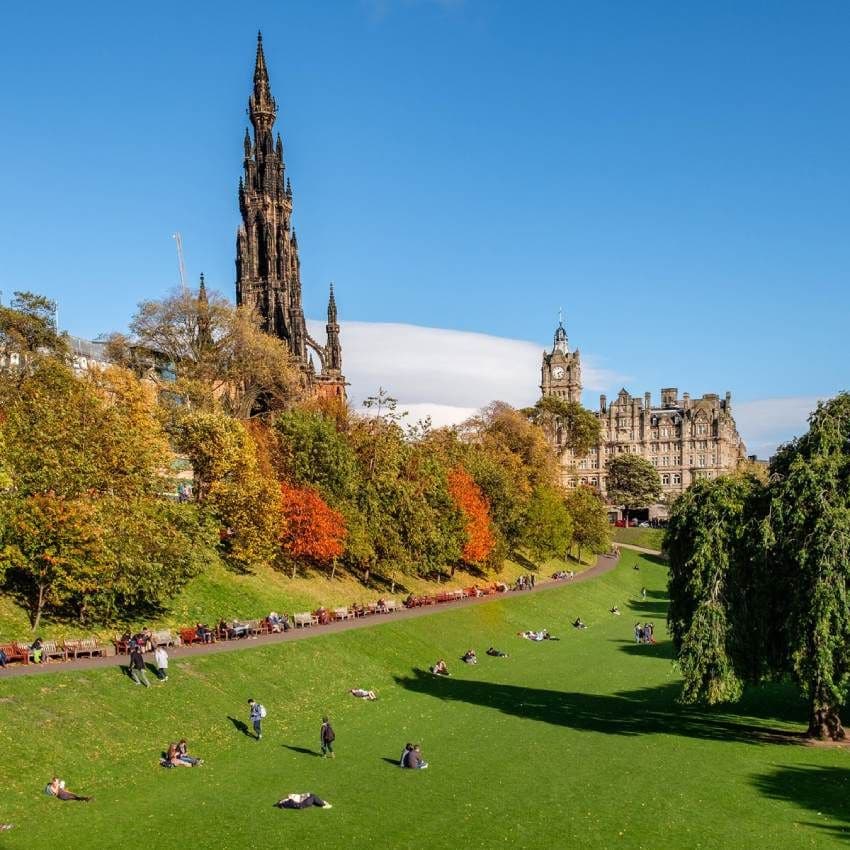 otono en los jardines de princes street edimburgo