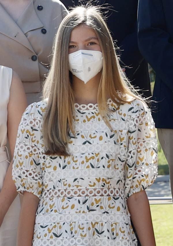 Infanta Sofía con vestido blanco de crochet y estampado floral