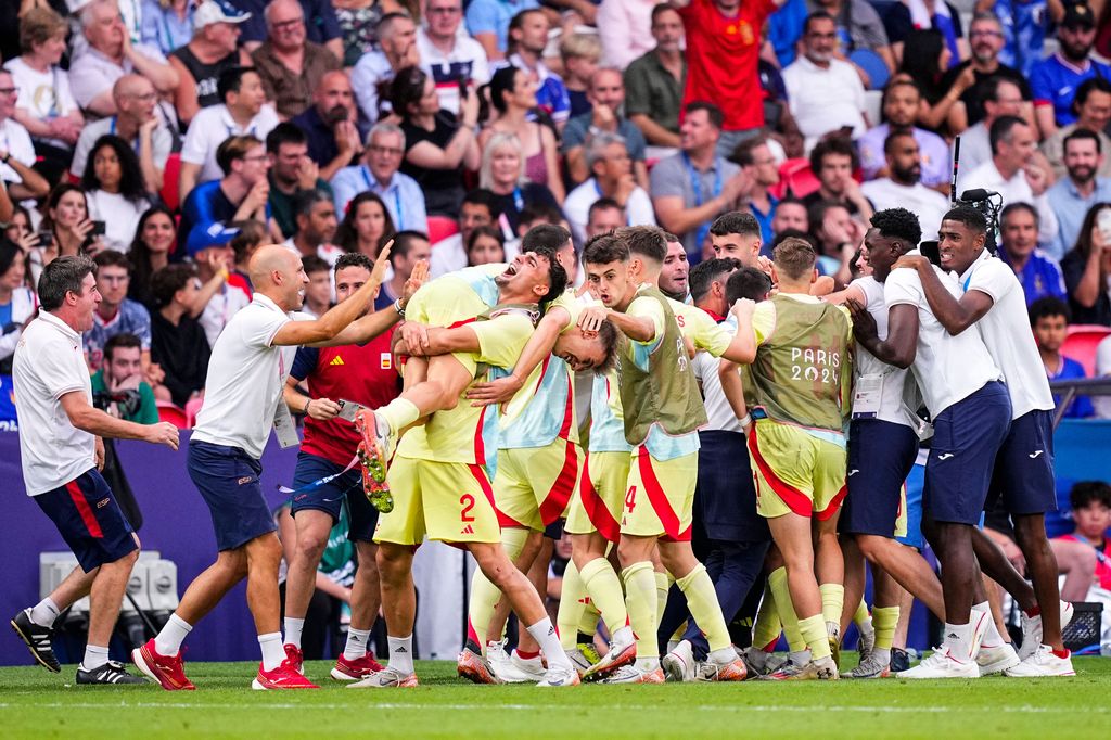 La selección española celebra el oro olímpico que han ganado en una emocionante final contra Francia