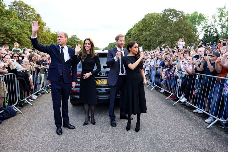 Harry y Guillermo de Inglaterra con sus esposa tras la muerte de Isabel II 